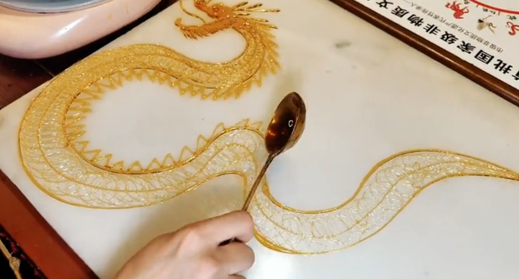 轻资本网：年底摆摊会很火，从大年30忙到正月十五，利润丰厚的小生意