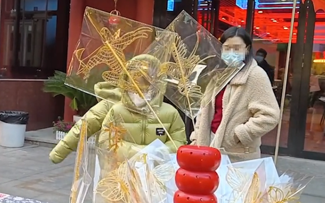 轻资本网：年底摆摊会很火，从大年30忙到正月十五，利润丰厚的小生意